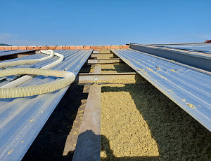 Zateplení stropu haly pomocí foukané izolace